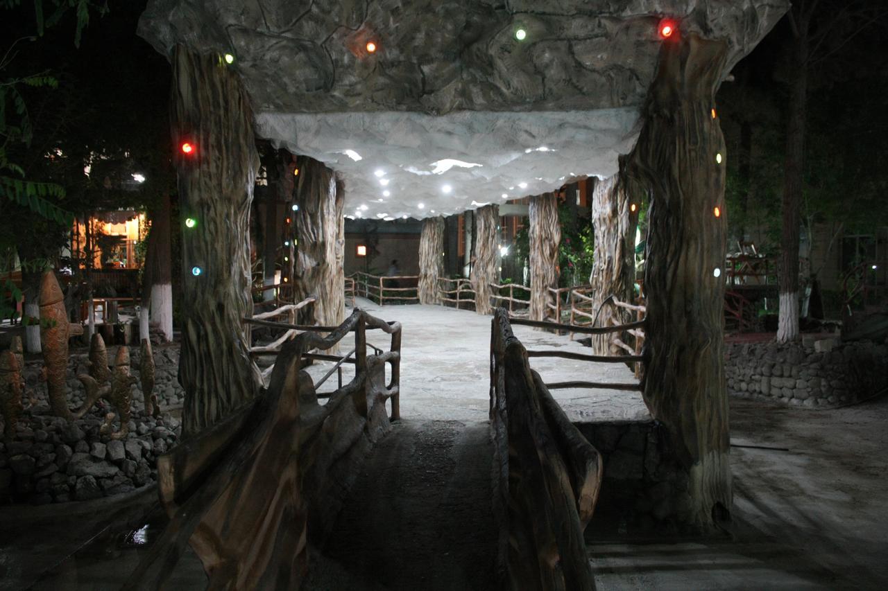 Titanik Hotel Баку Екстериор снимка